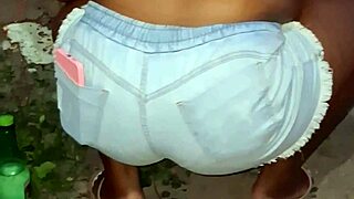 Vizinha da bunda grande limpando o quintal 😮