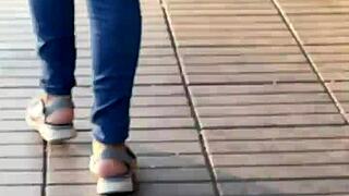 Hey, check out this curvy Latina in jeans!