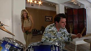 this cockhungry slut is craving some rough quickie action 😈🍆