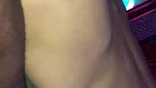 A esa flaca le encanta mamar pito. She's all over that chubby mommy squirting clit action!