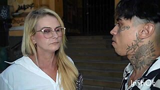 Tarado novinho aborda pastora saindo da igreja e enche ela de piroca em terapia sexual selvagem