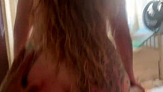 loira tatuada gritando no sexo amador.