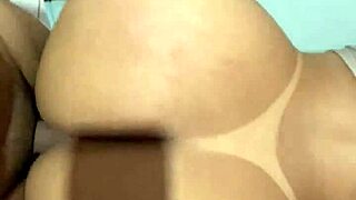 ¿por qué no me follas el culo con tu polla grande mientras gimo?