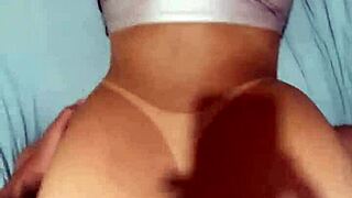 ¿por qué no me follas el culo con tu polla grande mientras gimo?