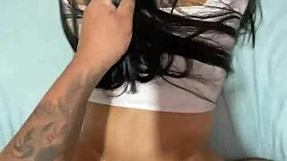 ¿por qué no me follas el culo con tu polla grande mientras gimo?