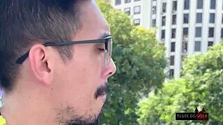 fazendo entrevista do teste do sofa no bloquinho de carnaval com muscular brazilian