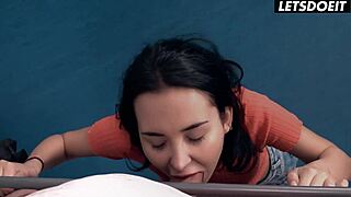 Schlanke Brünette Freya Dee bumst geilen Mitbewohner-Riesenständer in wilder Leidenschaft