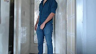 The sexy latina gives a blowjob to the delivery guy in homemade amateur style.