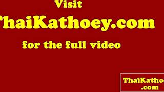 Ταϊλανδή ladyboy 18+ με κάλτσες και τακούνια χαϊδεύει κωλοτρυπίδα σε σόλο μαστούρ