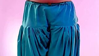 18 year old indian girl gets her sexy body leaked while showing off naked to boyfriend on video call?