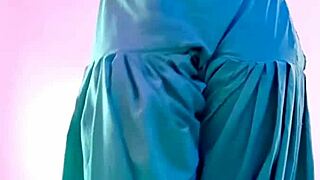 18 year old indian girl gets her sexy body leaked while showing off naked to boyfriend on video call?