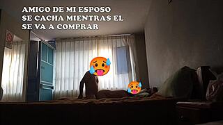 amigo se mete a la cama mientras mi esposo se va a capacitacion y alquilamos dos camas para todos