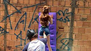 Socando mao no cu da novinha safada com anal toy publico