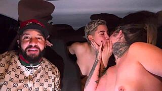 uber mulher pega um casal de lesbica no aeroporto de guarulhos e acabam fazendo a maior putaria dentro do carro todos se chupando e se melando