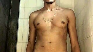 ah, meu pau grosso tá latejando no chuveiro enquanto bato uma punheta interracial caseira gostosa!