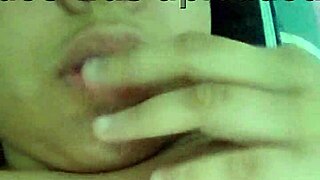 lambendo meus peitinhos e tocando minha bucetinha ate gozar venham ver junto comigo que delicia