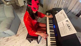 Hey, why is milfycalla this latina cum-slut with big ass giving fetish romantic blowjobs in shorts?