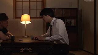 Busty mama v drami bogatega in revnega očeta razkazuje velike joške in rit