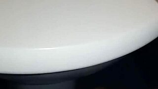 In a casual tale, Gretala notices strange rumori coming from the wc in her everyday setting