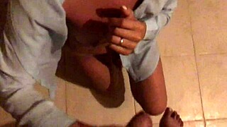 i uh love outdoor fucking this skinny slut on the balcony with cumshot, its so hot and amateur