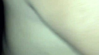 Chupei a rola dos desconhecidos no gloryhole da casa de swing durante a festa