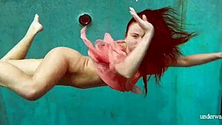 Hey Deniska, your wet underwater bikini strip is so damn hot!