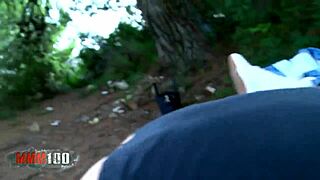 Po běhu si klekne na zpocený venkovní oral