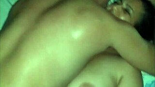 GOSTOSA transa sem camisinha com amigo em QUICKIE exhibitionista