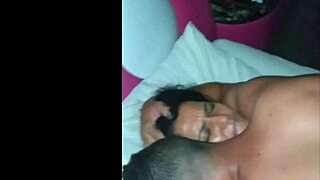 GOSTOSA transa sem camisinha com amigo em QUICKIE exhibitionista