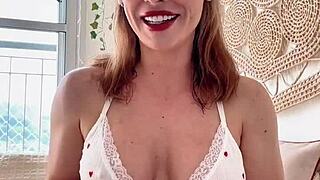 Querendo punheta guiada? Bato uma bem gostoso pra você com dildo sexy!