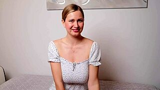 Blondýnka z ranče odhaluje mokrou kundu!