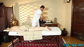 섹시 브루넷 18+ 오일 마사지 숨긴 카메라