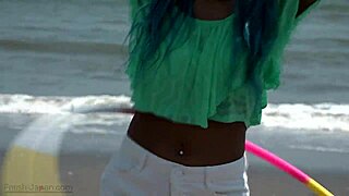 japanese beauty shows off her sexy belly button 😉🍑