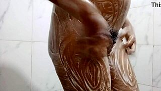 ohh hottest girl pissin n mastrubatin while bathin so sexyyy