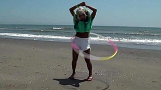 japanese beauty shows off her sexy belly button 😉🍑