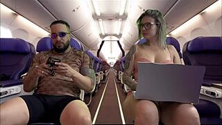 Mulher Moans Wet Masturbating on Airplane Seat Beside Me