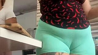 whoa bbw flashing her swollen pussy ever 😱🤯🤤