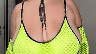 wanna fuck my huge natural tits milf shakes em wet on bed?