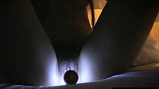 Non dormo strofino clitoride con luce comodino