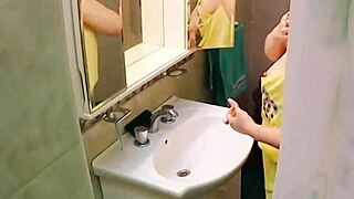 mi madrastra squirts hard fingering in shower 🔥😍