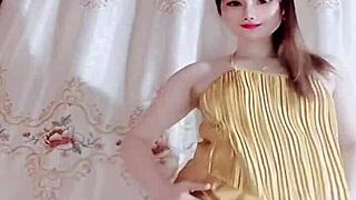 Vietnamese Teen Dances Live On Bigo Platform