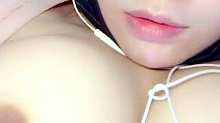 Webcam Chinese Girl Flashes Asian Curves Live