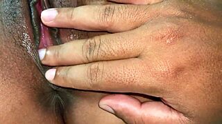 A vizinha's coffee invite turns into hot pussy licking surprise!