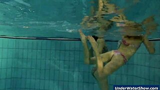 girls stripping bikinis poolside horny fun 😜🏊