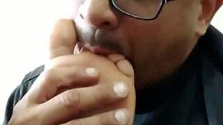 Ex-whore's juicy toes tease in homemade closeup pt1