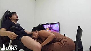 Novinha safada sits on nerd's pauzo during gameplay gets gala