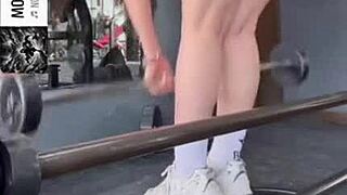 nalgona de gym meneando su culote jugoso en el espejo