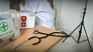 Nurse sneaks steamy blowjob on doctor in hospital room 💋😏