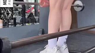 nalgona de gym meneando su culote jugoso en el espejo