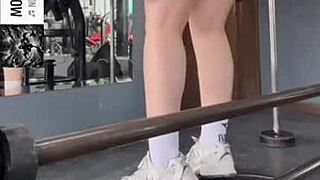 nalgona de gym meneando su culote jugoso en el espejo